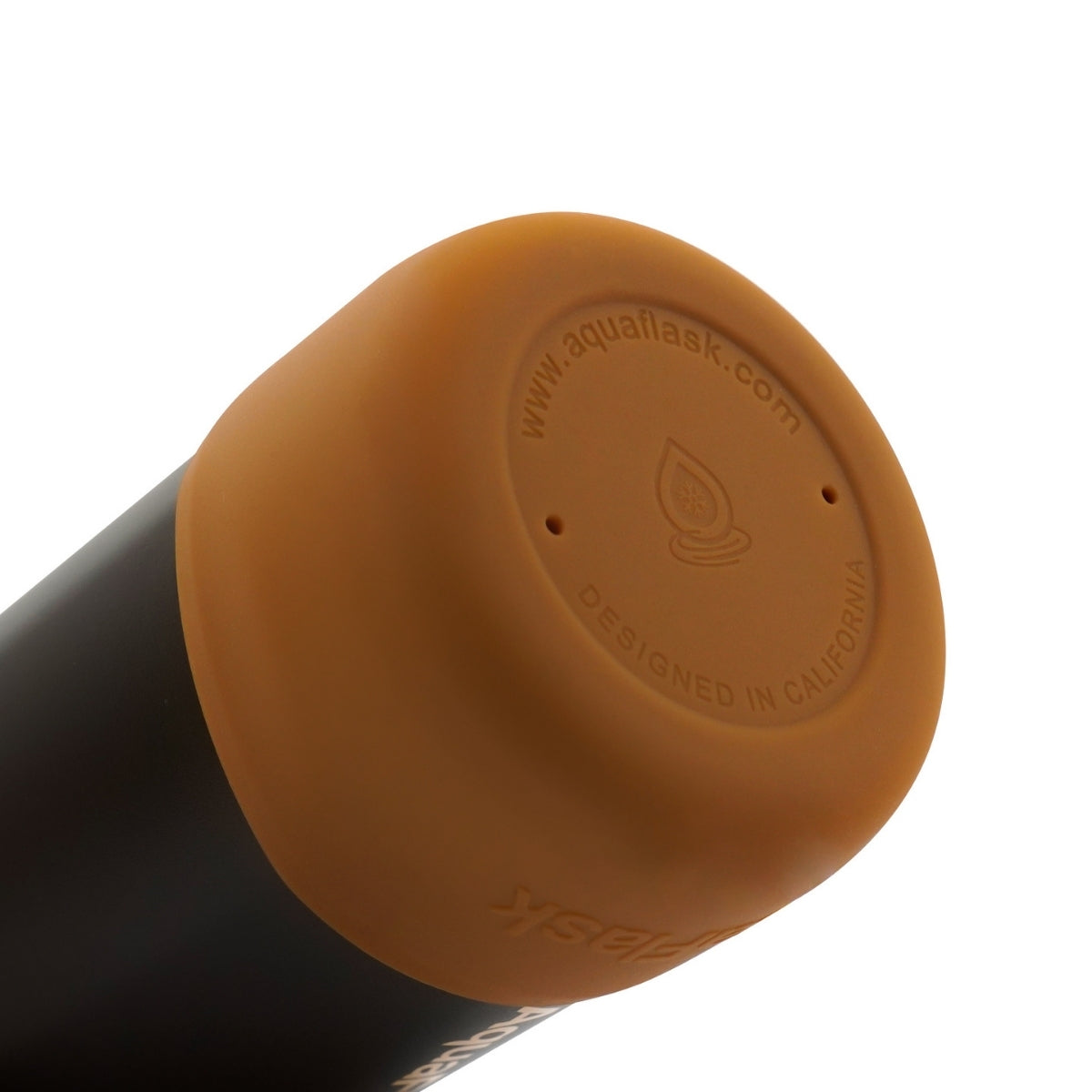 Botella de agua de acero inoxidable con aislamiento de la colección Colorwave de AquaFlask en color Butter Truffle, con acabado degradado suave, tapa de rosca con asa de transporte y base de silicona, fotografiada sobre fondo blanco