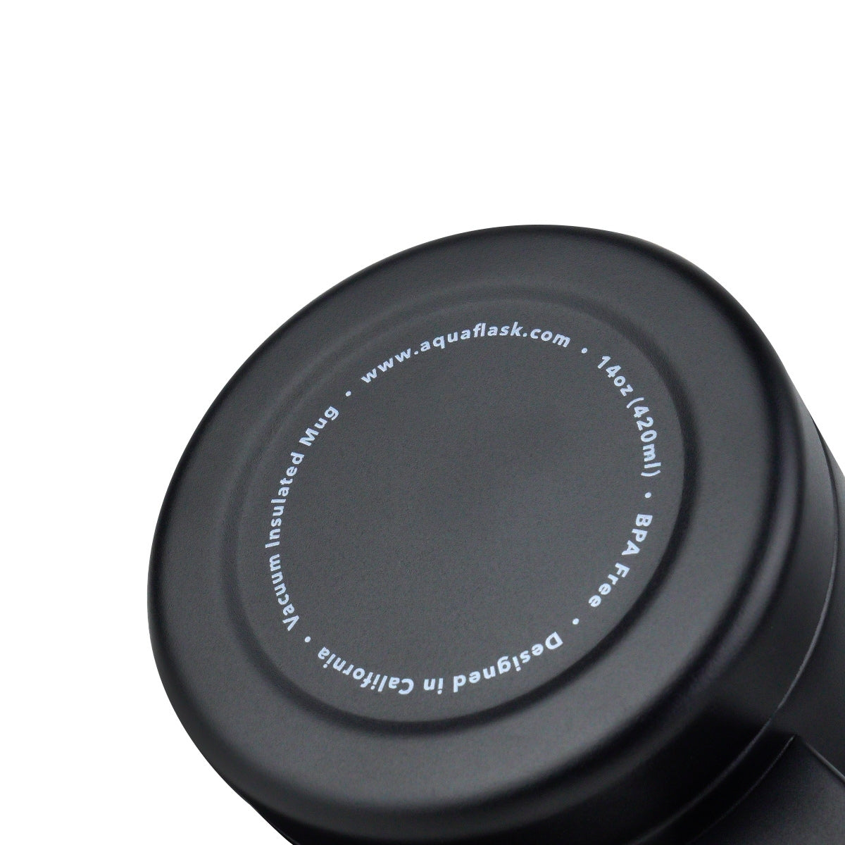 Taza térmica AquaFlask en color Jet Black con acabado negro mate suave, borde de acero inoxidable, asa ergonómica y tapa antiderrames, fotografiada sobre fondo blanco