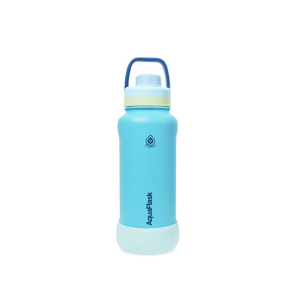 Botella de agua de acero inoxidable con aislamiento de la colección Colorwave de AquaFlask en color Club Azure, con acabado degradado suave, tapa de rosca con asa de transporte y base de silicona, fotografiada sobre fondo blanco