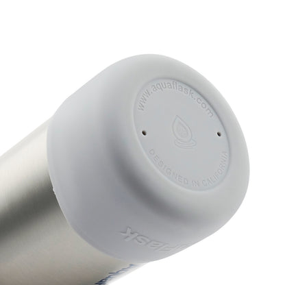 Botella de agua de acero inoxidable con aislamiento de la colección Colorwave de AquaFlask en color Alpine Swiss, con acabado degradado suave, tapa de rosca con asa de transporte y base de silicona, fotografiada sobre fondo blanco