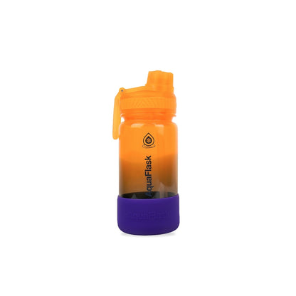 Botella de agua translúcida de la colección Terra de AquaFlask en color Bahamas, con acabado liso y brillante, tapa abatible con clip de transporte y base de silicona, fotografiada sobre fondo blanco