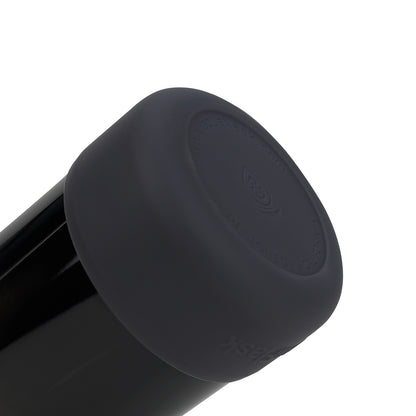 Botella de agua de acero inoxidable con aislamiento de la colección Terra de AquaFlask en color Black Sand, con acabado liso y brillante, tapa de rosca con asa de transporte y base de silicona, fotografiada sobre fondo blanco