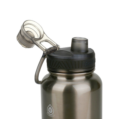 Botella de agua de acero inoxidable con aislamiento de la colección Terra de AquaFlask en color Black Sand, con acabado liso y brillante, tapa de rosca con asa de transporte y base de silicona, fotografiada sobre fondo blanco