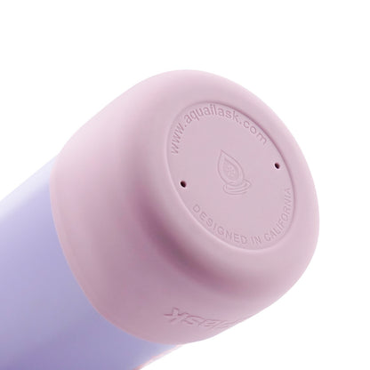 Botella de agua de acero inoxidable con aislamiento de la colección Colorwave de AquaFlask en color Blue Lavender, con acabado degradado suave, tapa de rosca con asa de transporte y base de silicona, fotografiada sobre fondo blanco