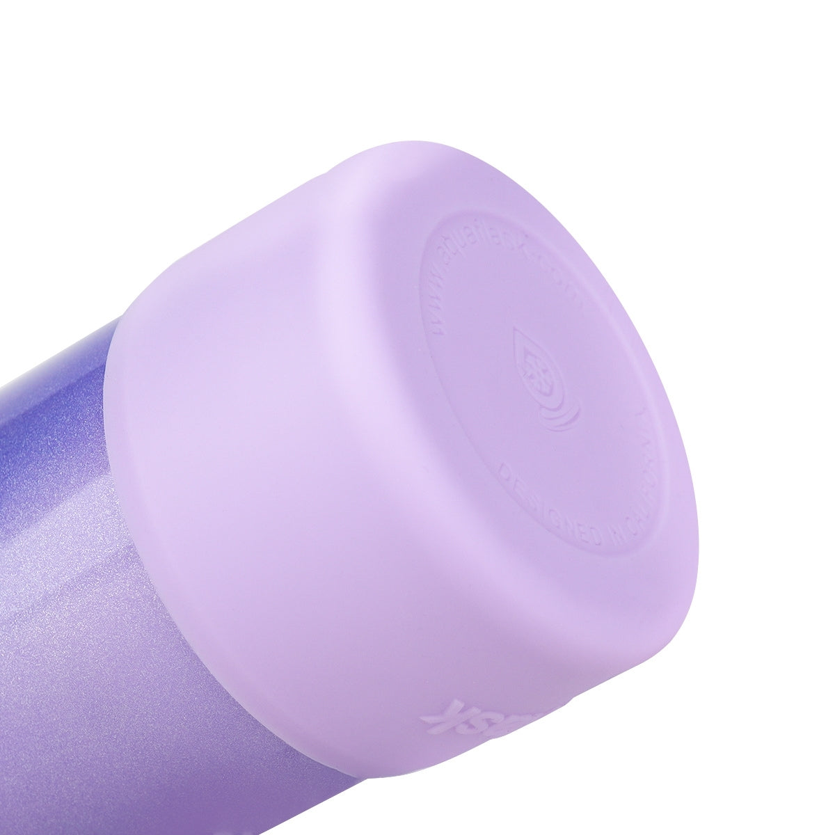 Botella de agua de acero inoxidable con aislamiento de la colección Candy Floss de AquaFlask en color Blueberry Puff, con acabado degradado iridiscente suave, tapa abatible con clip de transporte y base de silicona, fotografiada sobre fondo blanco