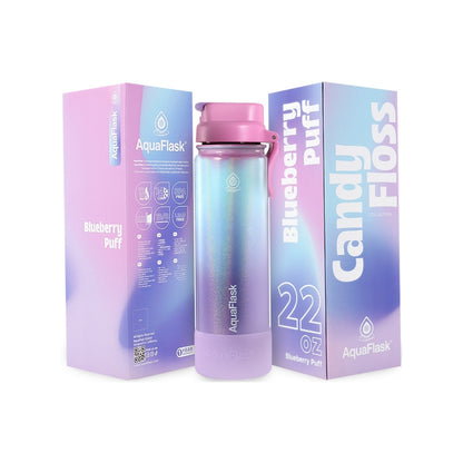 Botella de agua de acero inoxidable con aislamiento de la colección Candy Floss de AquaFlask en color Blueberry Puff, con acabado degradado iridiscente suave, tapa abatible con clip de transporte y base de silicona, fotografiada sobre fondo blanco
