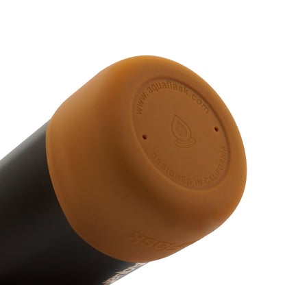 Botella de agua de acero inoxidable con aislamiento de la colección Colorwave de AquaFlask en color Butter Truffle, con acabado degradado suave, tapa de rosca con asa de transporte y base de silicona, fotografiada sobre fondo blanco