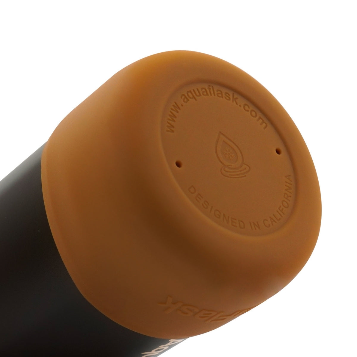 Botella de agua de acero inoxidable con aislamiento de la colección Colorwave de AquaFlask en color Butter Truffle, con acabado degradado suave, tapa de rosca con asa de transporte y base de silicona, fotografiada sobre fondo blanco