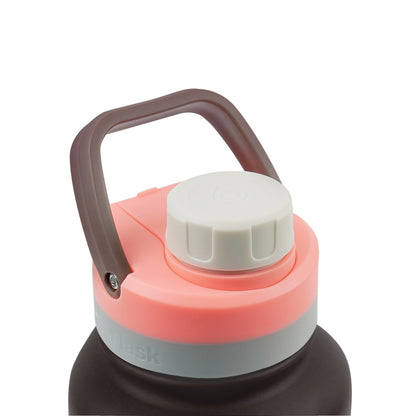 Botella de agua de acero inoxidable con aislamiento de la colección Colorwave de AquaFlask en color Butter Truffle, con acabado degradado suave, tapa de rosca con asa de transporte y base de silicona, fotografiada sobre fondo blanco