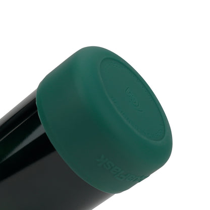 Botella de agua de acero inoxidable con aislamiento de la colección Terra de AquaFlask en color Canyon Wood, con acabado liso y brillante, tapa de rosca con asa de transporte y base de silicona, fotografiada sobre fondo blanco