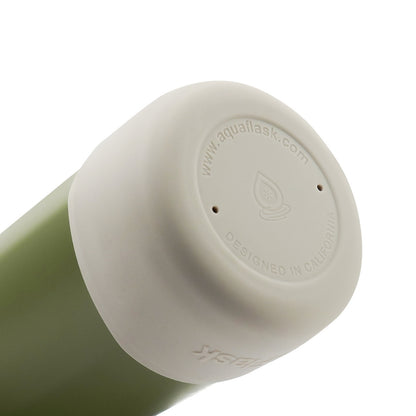 Botella de agua de acero inoxidable con aislamiento de la colección Colorwave de AquaFlask en color Cedar Wood, con acabado degradado suave, tapa de rosca con asa de transporte y base de silicona, fotografiada sobre fondo blanco