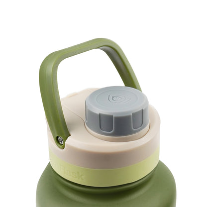 Botella de agua de acero inoxidable con aislamiento de la colección Colorwave de AquaFlask en color Cedar Wood, con acabado degradado suave, tapa de rosca con asa de transporte y base de silicona, fotografiada sobre fondo blanco