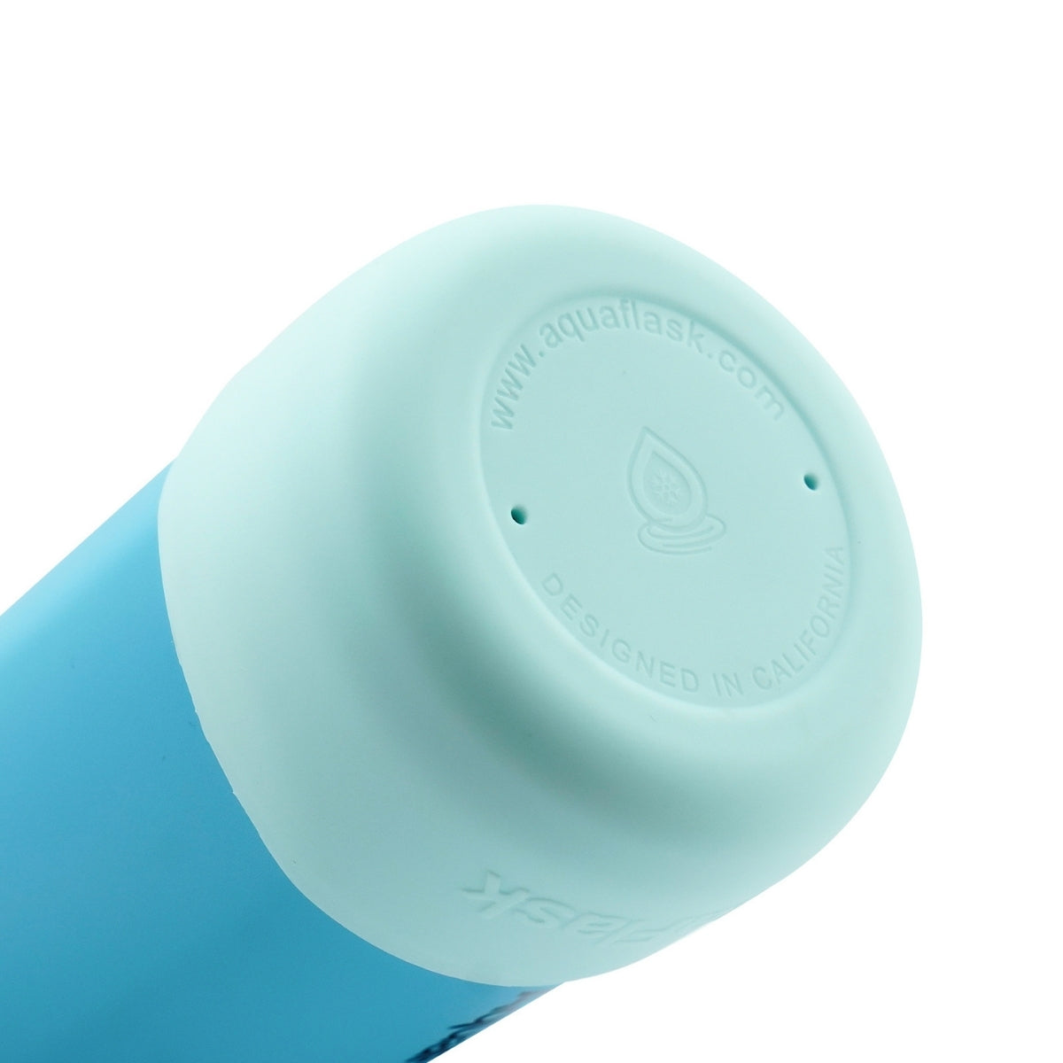 Botella de agua de acero inoxidable con aislamiento de la colección Colorwave de AquaFlask en color Club Azure, con acabado degradado suave, tapa de rosca con asa de transporte y base de silicona, fotografiada sobre fondo blanco