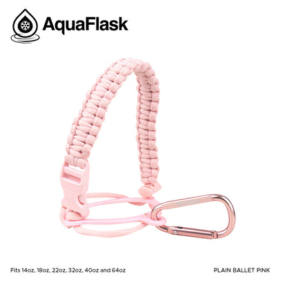 Accesorio de asa de paracord Aquaflask presentado sobre un fondo blanco con el logotipo de Aquaflask. El accesorio está fabricado con paracord firmemente tejido que forma un asa corta. Incluye una hebilla plástica de liberación lateral, un lazo ajustable que se coloca alrededor del cuello de la botella y un mosquetón metálico negro para su sujeción. El producto está etiquetado como compatible con botellas Aquaflask de 14 oz, 18 oz, 22 oz, 32 oz, 40 oz y 64 oz.