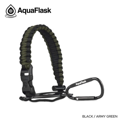Accesorio de asa de paracord Aquaflask presentado sobre un fondo blanco con el logotipo de Aquaflask. El accesorio está fabricado con paracord firmemente tejido que forma un asa corta. Incluye una hebilla plástica de liberación lateral, un lazo ajustable que se coloca alrededor del cuello de la botella y un mosquetón metálico negro para su sujeción. El producto está etiquetado como compatible con botellas Aquaflask de 14 oz, 18 oz, 22 oz, 32 oz, 40 oz y 64 oz.
