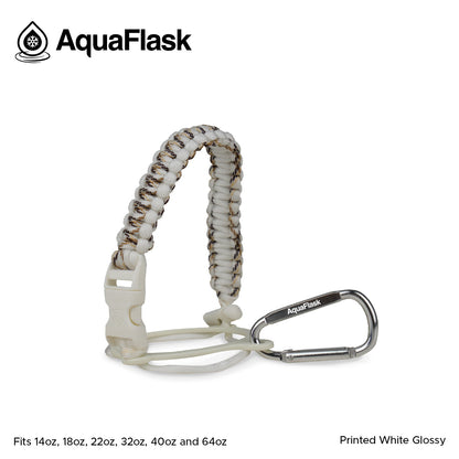 Accesorio de asa de paracord Aquaflask presentado sobre un fondo blanco con el logotipo de Aquaflask. El accesorio está fabricado con paracord firmemente tejido que forma un asa corta. Incluye una hebilla plástica de liberación lateral, un lazo ajustable que se coloca alrededor del cuello de la botella y un mosquetón metálico negro para su sujeción. El producto está etiquetado como compatible con botellas Aquaflask de 14 oz, 18 oz, 22 oz, 32 oz, 40 oz y 64 oz.