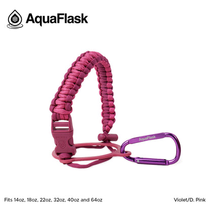 Accesorio de asa de paracord Aquaflask presentado sobre un fondo blanco con el logotipo de Aquaflask. El accesorio está fabricado con paracord firmemente tejido que forma un asa corta. Incluye una hebilla plástica de liberación lateral, un lazo ajustable que se coloca alrededor del cuello de la botella y un mosquetón metálico negro para su sujeción. El producto está etiquetado como compatible con botellas Aquaflask de 14 oz, 18 oz, 22 oz, 32 oz, 40 oz y 64 oz.