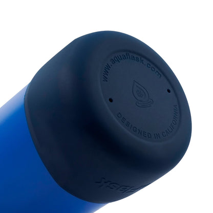 Botella de agua de acero inoxidable con aislamiento de la colección Colorwave de AquaFlask en color  Riviera Lagoon con acabado degradado suave, tapa de rosca con asa de transporte y base de silicona, fotografiada sobre fondo blanco