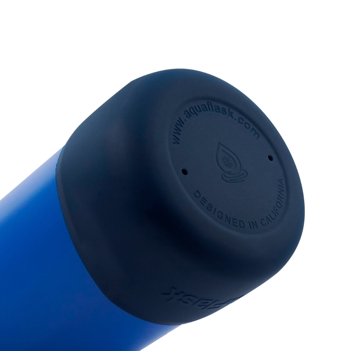 Botella de agua de acero inoxidable con aislamiento de la colección Colorwave de AquaFlask en color  Riviera Lagoon con acabado degradado suave, tapa de rosca con asa de transporte y base de silicona, fotografiada sobre fondo blanco