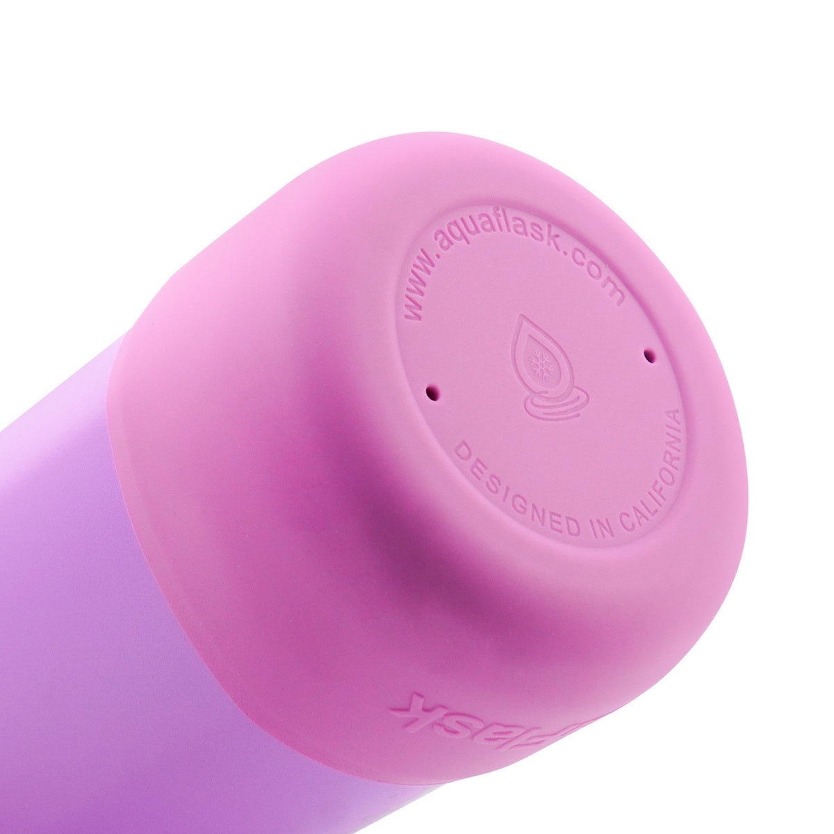 Botella de agua de acero inoxidable con aislamiento de la colección Colorwave de AquaFlask en color  Sweet Bean con acabado degradado suave, tapa de rosca con asa de transporte y base de silicona, fotografiada sobre fondo blanco