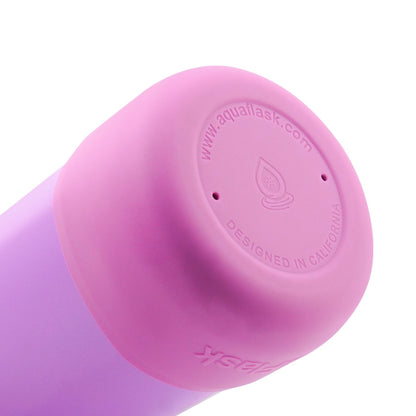 Botella de agua de acero inoxidable con aislamiento de la colección Colorwave de AquaFlask en color  Sweet Bean con acabado degradado suave, tapa de rosca con asa de transporte y base de silicona, fotografiada sobre fondo blanco