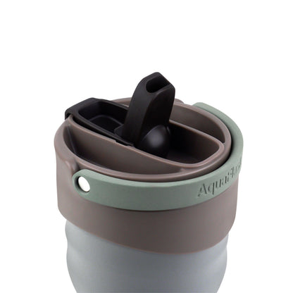 Vaso térmico de acero inoxidable con aislamiento de la colección Tumbler de AquaFlask en color Machiato, con acabado mate, tapa con asa y cuerpo cilíndrico, fotografiado sobre fondo blanco