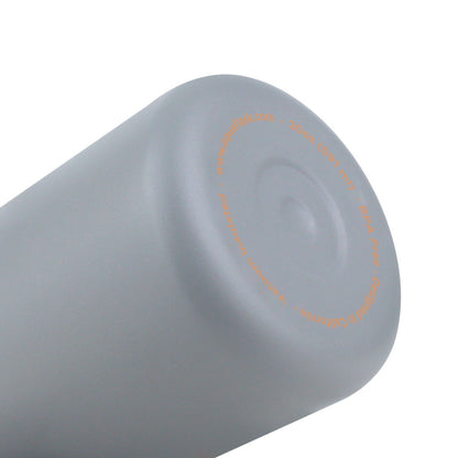 Vaso térmico de acero inoxidable con aislamiento de la colección Tumbler de AquaFlask en color Machiato, con acabado mate, tapa con asa y cuerpo cilíndrico, fotografiado sobre fondo blanco