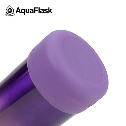 Botella de agua de acero inoxidable con aislamiento de la colección Terra de AquaFlask en color Wonderland Bliss, con acabado liso y brillante, tapa de rosca con asa de transporte y base de silicona, fotografiada sobre fondo blanco