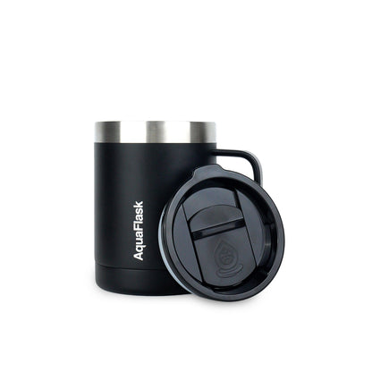 Taza térmica AquaFlask en color Jet Black con acabado negro mate suave, borde de acero inoxidable, asa ergonómica y tapa antiderrames, fotografiada sobre fondo blanco